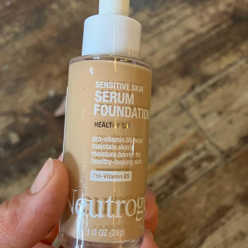 Neutrogena serum foundation. Medium 01.